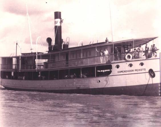Foto do Navio Comendador Peixoto que naufragou nas águas do Velho Chico.